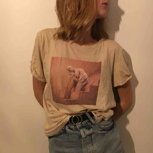  - Sjukt snygg tröja från Ariana Grande X hm, använd max 5 gånger och säljs då de inte längre passar min stil. Frakt tillkommer om ej möte i Kalmar 