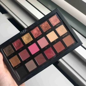  - Huda beauty’s prisbelönta rose gold palette. Knappt använd, men skickas utan förpackning till då den är bortslarvad😂. Säljer pga. använder inte smink. Betalas med Swish och varan är såklart fraktfri!! Passa på!!🤙