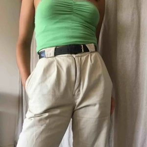  - Högmidjade byxor i cremevit färg. Är dock lite fläckiga på ena framsida lår