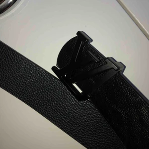  - Fake Luis vuitton skärp i helsvart. Om man vill kan man vända den ut och in och sätta märket åt andra hållet så att bältet blir marinblått (den är marinblå där inne). Inte alls använd.