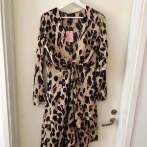  - Jättefin somrig klänning som passar perfekt en vardag samt även en finare middag. Den har en slit vid höger ben. 