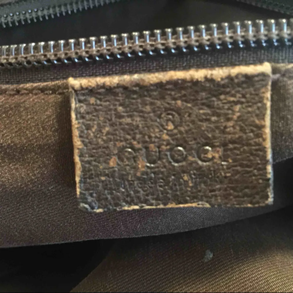 Gucci handväska Äkta köpte begagnad från en vän så har inte jag kvitto för den. Garanti det att den är ju äkta. 100% Har Swish . Väskor.
