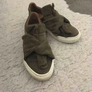  - Sneakers från Pavement i mocka, strl 38. Köpte för 1200 för något tag sen, vill bli av med asap
