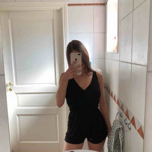  - Svart jätteskön jumpsuit