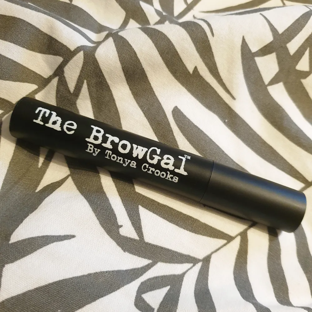 The Browgel är en transparant gel som håller ögonbrynen under kontroll hela dagen. Aldrig använd!!. Övrigt.