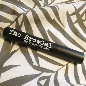 The Browgel är en transparant gel som håller ögonbrynen under kontroll hela dagen. Aldrig använd!!