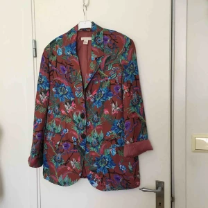  - Helt ny kavaj (Endast provad) från H&M. Roströd med flerfärgat blommönster. Fungerande fickor!  Köpt som 34 men väldigt oversized