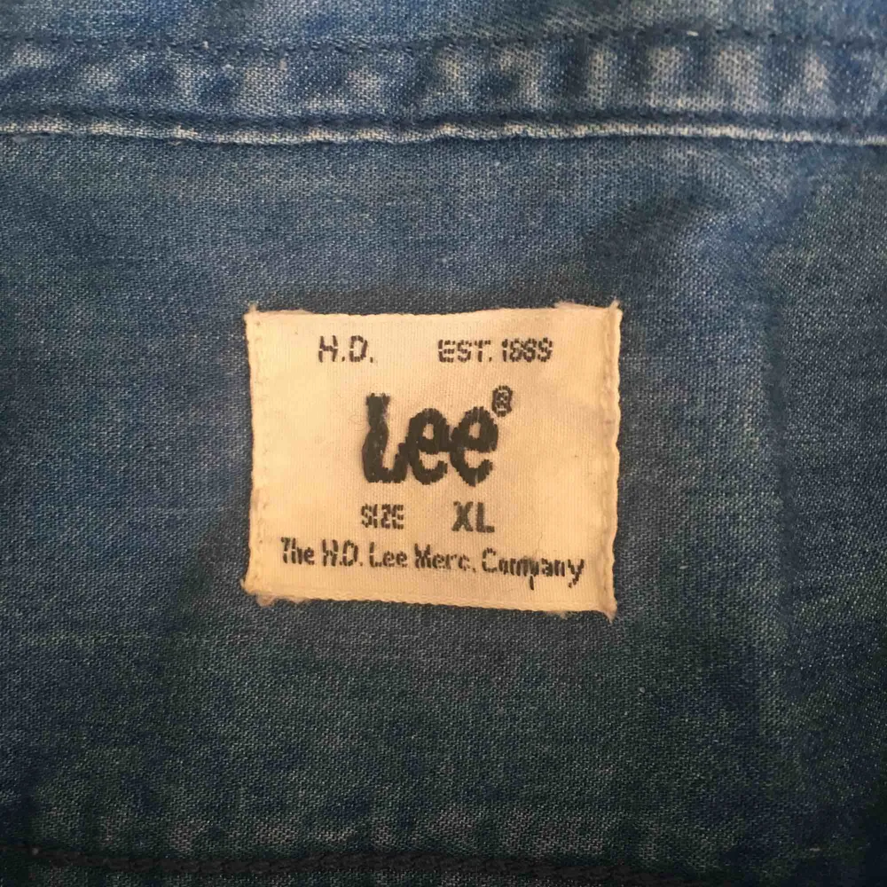 Blå jeansskjorta från Lee i storlek XL. Skjortor.