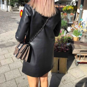  - En kappa från Mango i skinnimitation som endast är använd ett par gånger. 