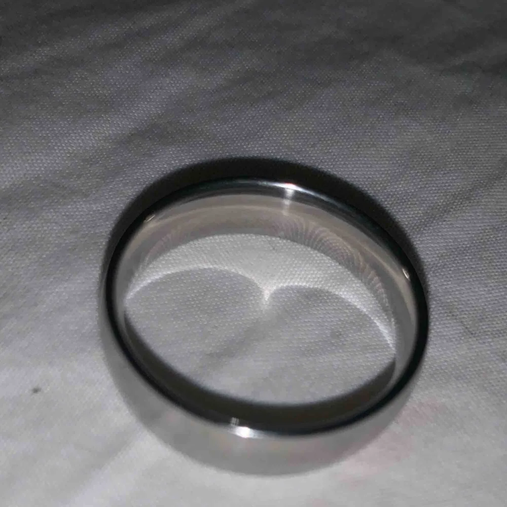 Vanlig silverfärgad ring. Skulle säga att den passar en storlek M. Men det står storlek 10. 2 för 70kr🌸. Accessoarer.