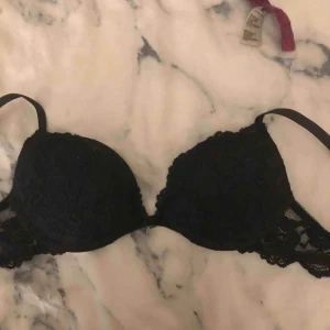  - Svart spetsbh i bra skick 