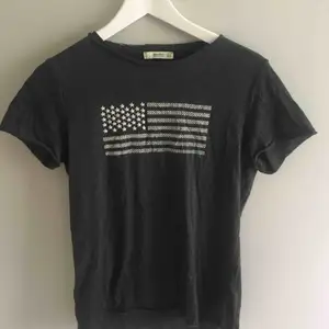 T-shirt från Mango strl S. Frakt tillkommer på 40kr