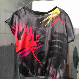  - En fin och somrig topp från ZARA. Använd en gång så den är i väl skick