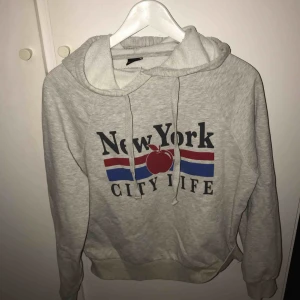  - Hoddie från Gina Tricot, nästan aldrig använd, ca två gånger! Frakt står köpare för, annars möts upp i Uppsala 