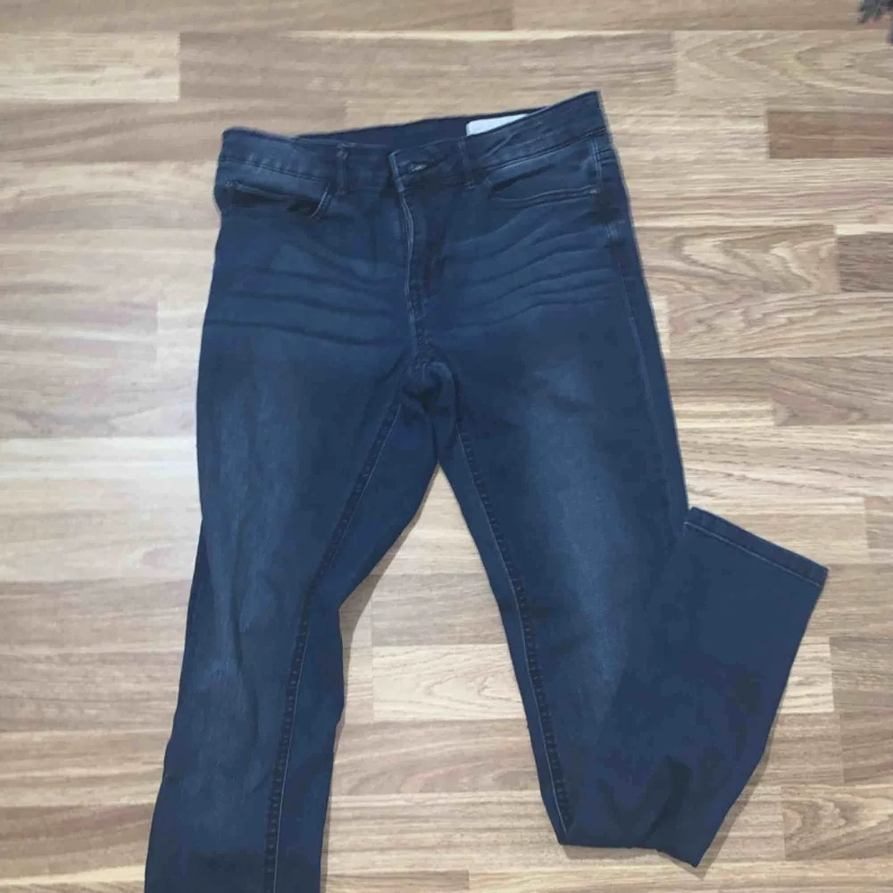 Mörkblåa jeans aldrig använda  Storlek 38/M. Jeans & Byxor.
