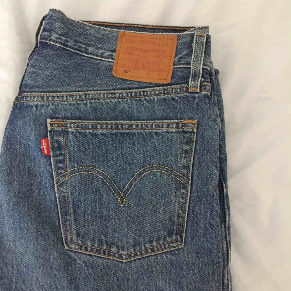 Nya Levi’s-jeans modell 501. Säljer pga använder inte. Se benlängd på sista bilden, jag är 179 cm lång. Jättesnygga, mom fit. Skulle säga att de passar en strl 40 ungefär! Pm för fler bilder.. Jeans & Byxor.