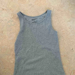  - Ett ribbat linne från Arizona i som känns som en stl S men är väldigt stretchig så den kan nå upp till L