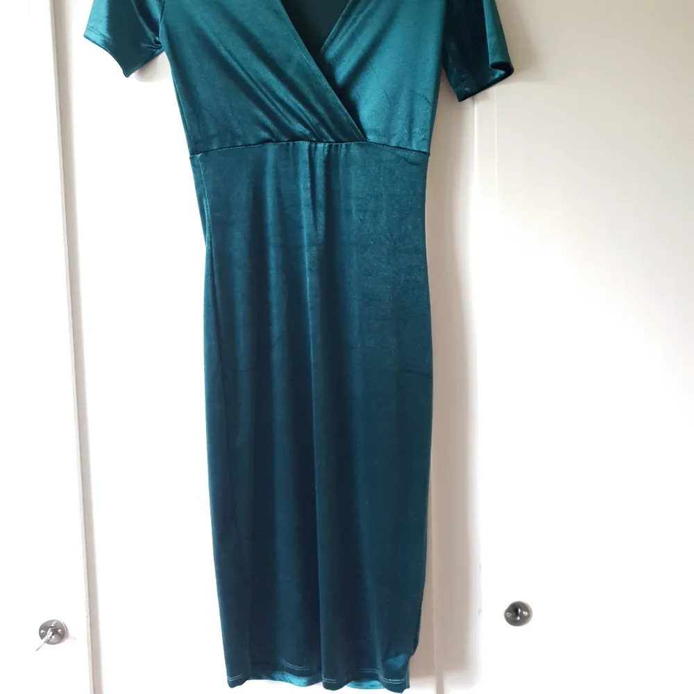 Lång elegant klänning i blå/grönt ⭐ Hade denna på ett speciellt tillfälle så endast använd 1 gång 🌸 Klänningen tar verkligen fram ens kropp fint!. Klänningar.