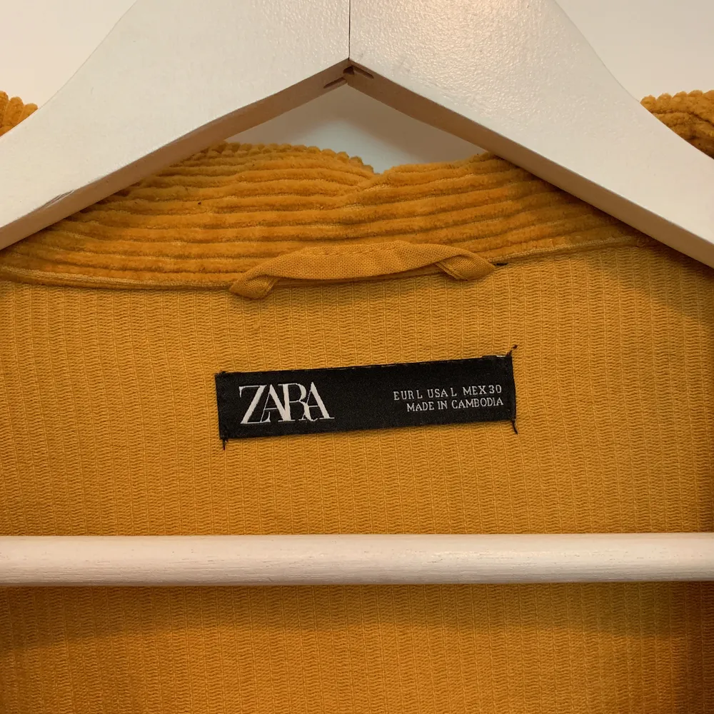 En gul/orange jacka från Zara! Köparen står för frakt 🧡. Jackor.