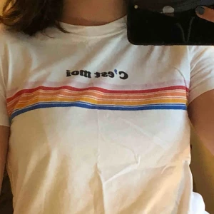  - T-shirt från Bershka! Använd endast en gång, jättebra kvalité och sitter snyggt! Säljer pga inte min stil. ♻️☺️ Kan möta upp vart som helst i Stockholm, annars delar vi på frakten 💓