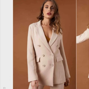  - Jättefint skick, använd 1 gång Då den inte kommer till användning så säljer jag den vidare. Storlek 36