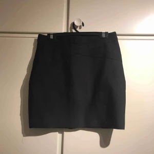  - Tajt kjol med kross detalj och smickrande dragkedja i bak. Använd max 5 ggr