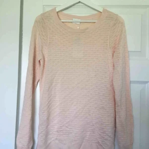  - Jättefin ljusrosa tröja som är helt oanvänd från Vila. Köpte den dock på Thuns, därav prislappen 