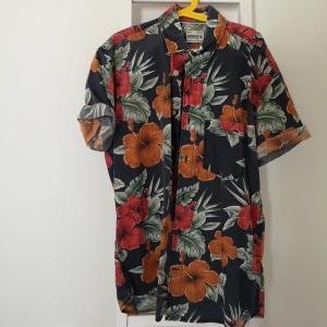  - Jack & Jones-skjorta. Kan mötas upp i Stockholmstrakten, alternativt betalar köparen för frakt