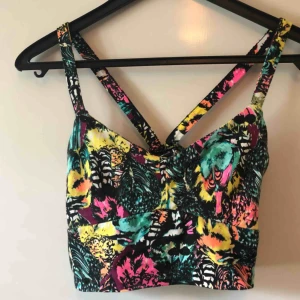  - Cool mönstrad top från Gina Tricot! Knappt använd, superbra skick! Passar inte för stor byst, annars bra passform! Pris kan diskuteras. Frakt inräknat i pris! 