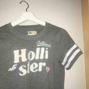 Hollister t-shirt köpt i gallerian  Sparsamt använd Ingela fläckar