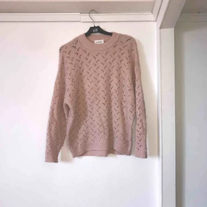  - Mitt plagg är en tjock tröja i färgen ljusrosa, storleken är i xxs-s då materialet är väldigt töjbar. Tröjan fungerar till näst intill allt och kan matchas till mycket i din garderob/ finns även i grå.