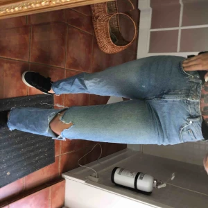  - Jeans från bikbok! Klippt av dom själv nertill och även klippt hålet själv på knät. Passar mig på längden perfekt söm är 167. Men skulle även passa någon lite längre och för någon som är kortare skulle det inte vara några problem att klippa av