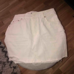  - En vit kjol från Gina tricot i fint skick!  Säljer pågrund av att jag vuxit ur den. 