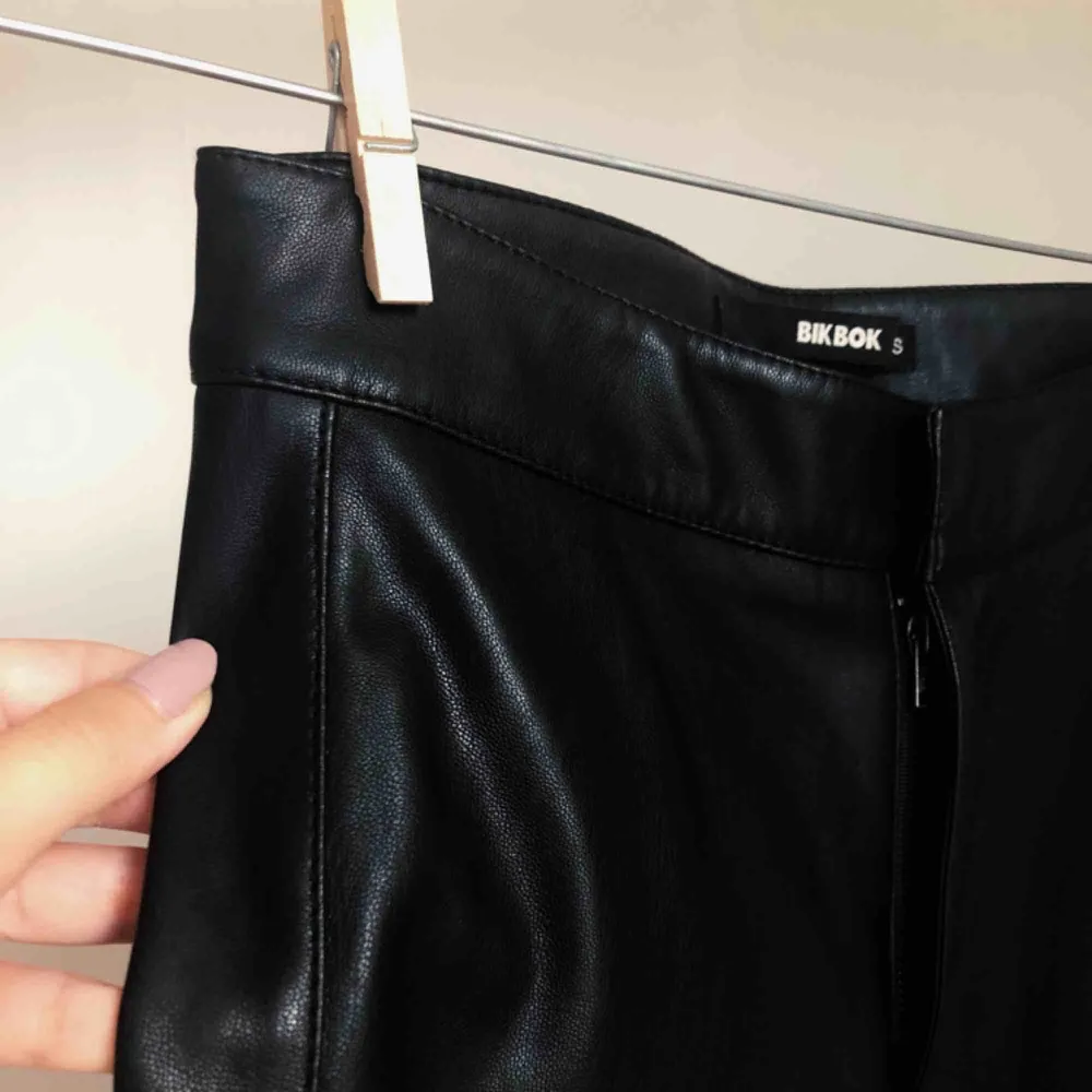 Svincoola brallor i skinnimitation i storlek XS. Tyvärr för små för mig så har aldrig kunnat använda dem. . Jeans & Byxor.