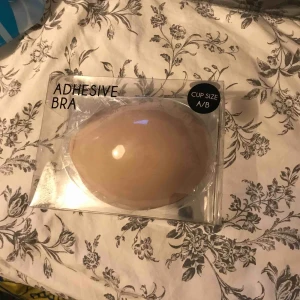  - Självhäftande bh. Endast testat den en gång men har aldrig kommit till användning. 