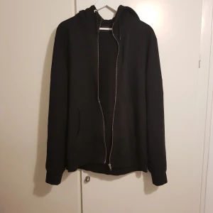  - Väldigt snygg och enkel hoodie från Peak Performance med dragkedja. Använd fåtal gånger. Är i XL men sitter mer som en L. Nypris var 1200kr.