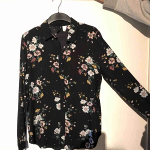  - Blus från hm, somrig och härlig! Aldrig använd! 