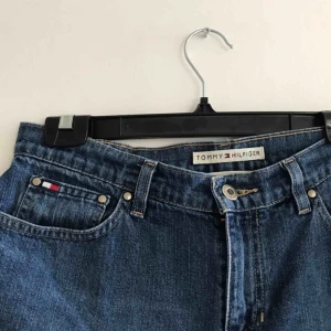  - Jeansshorts från Tommy Hilfiger. Rak modell som slutar lite över mitten av låret. Dragkedja fram! Frakt tillkommer <3