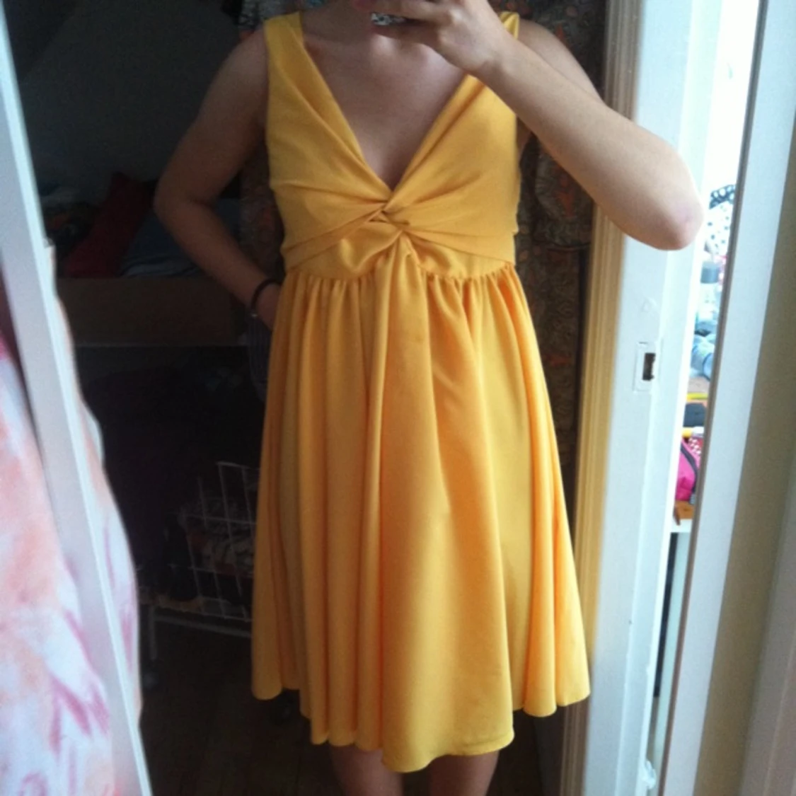 Gul knälång vintageklänning. Orginalpris 1000. Har ett fåtal fläckar som ej syns på håll. - 1408463320