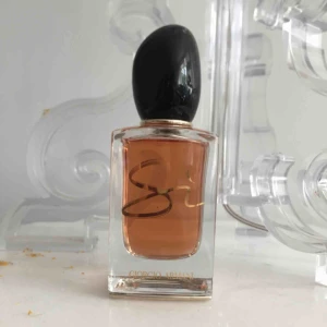  - Si Armani eau de parfun 50ml , en limited edition ,aldrig använt .
