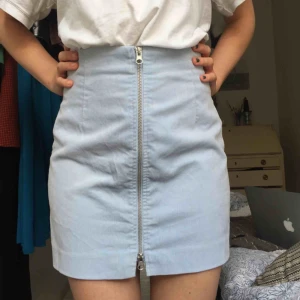  - Söt ljusblå kjol i manchestertyg, knappt använd 