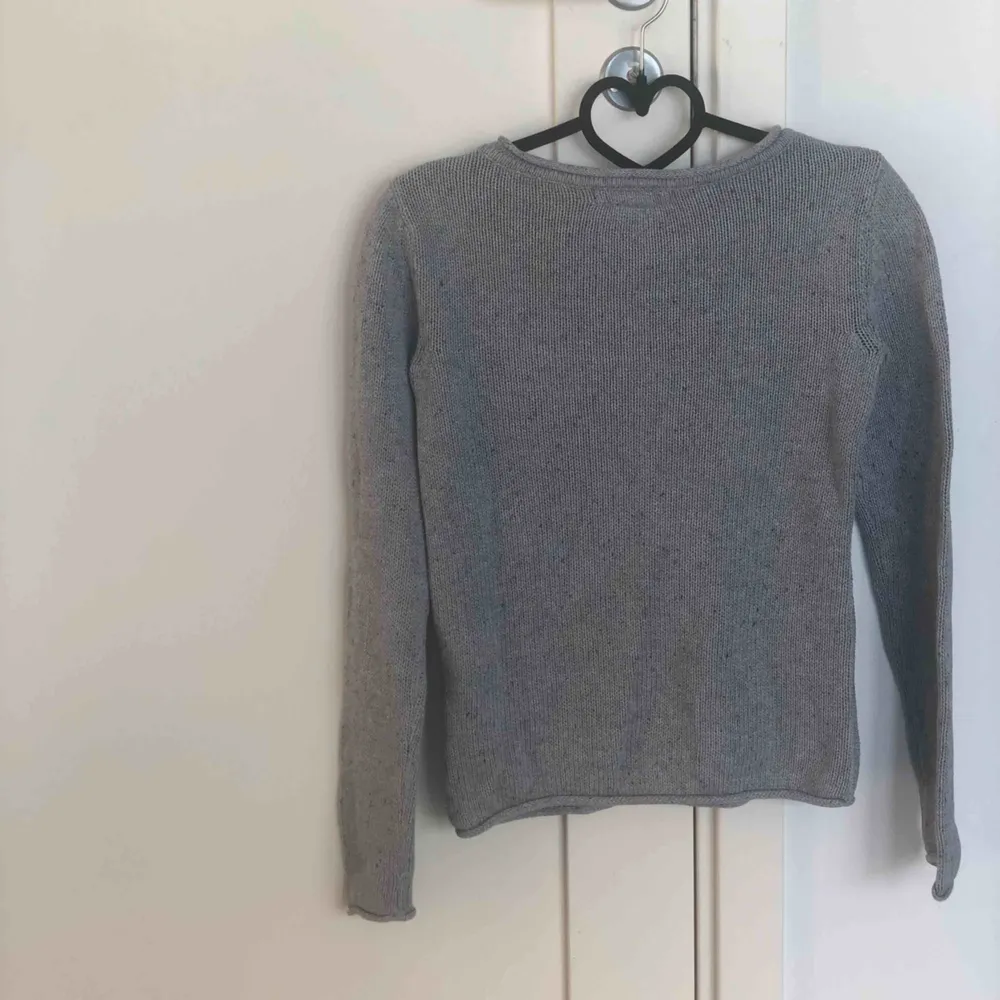 En fin stickad tröja från H&M i stolek 146/152 med knappar på ena axeln den har inslag av rosa o svart i tyget men de syns knappt,fint skick använd få gånger (frakt tillkommer)🥰. Neuleet.