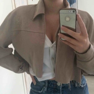  - Croppad beige jacka som är köpt second hand. Frakt 36kr