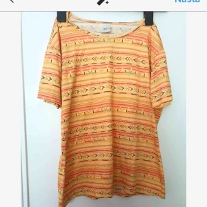  - Snygg topp i storlek 34-36 / Small. Väldigt 90-tal. Frakt 18 kronor.