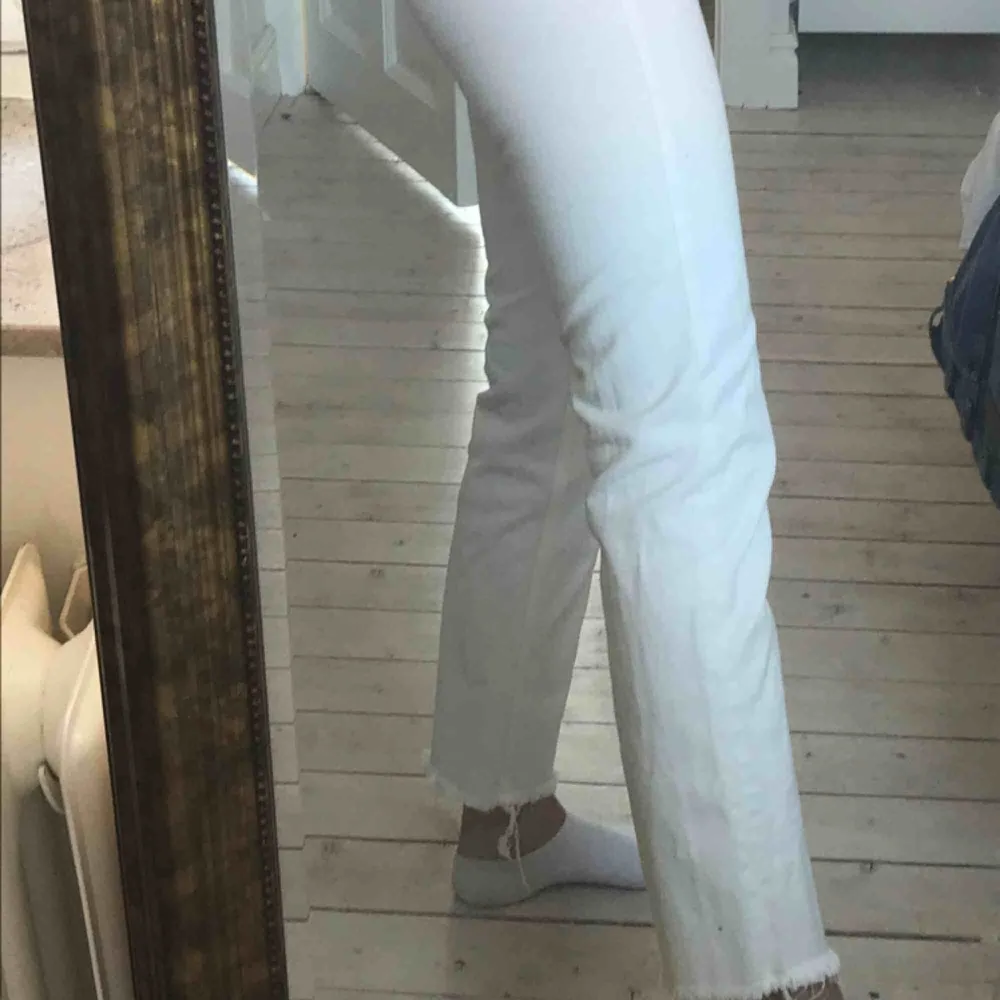 Snygga vita raka jeans från weekday i modellen voyage. Ganska små i storleken, inte stretchiga. Kunden står för frakt!. Jeans & Byxor.