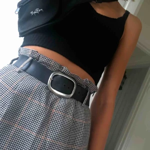  - Snygg kjol i små rutigt mönster. Aldrig använt! Finns ett tillhörande bälte/band i samma mönster! 