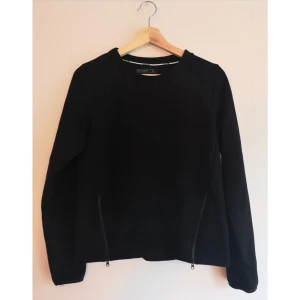  - Lite sportig tröja från SOC (Stadium). Knappt använd. Dregkedjedetaljer på tröjan nedre del. 61% polyester, 39 % bomull. Ta 3 betala för 2 gäller på allt, billigaste på köpet✨ Övrig generell info om hur jag säljer: läs min profil.  