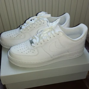  - Splitter nya Nike Air Force 1 '07 Prövat skorna en gång och kände att skorna inte passade, storleksmässigt  Pris kan diskuteras  Kan bara mötas i Göteborg Att posta skorna är tyvärr inte aktuellt