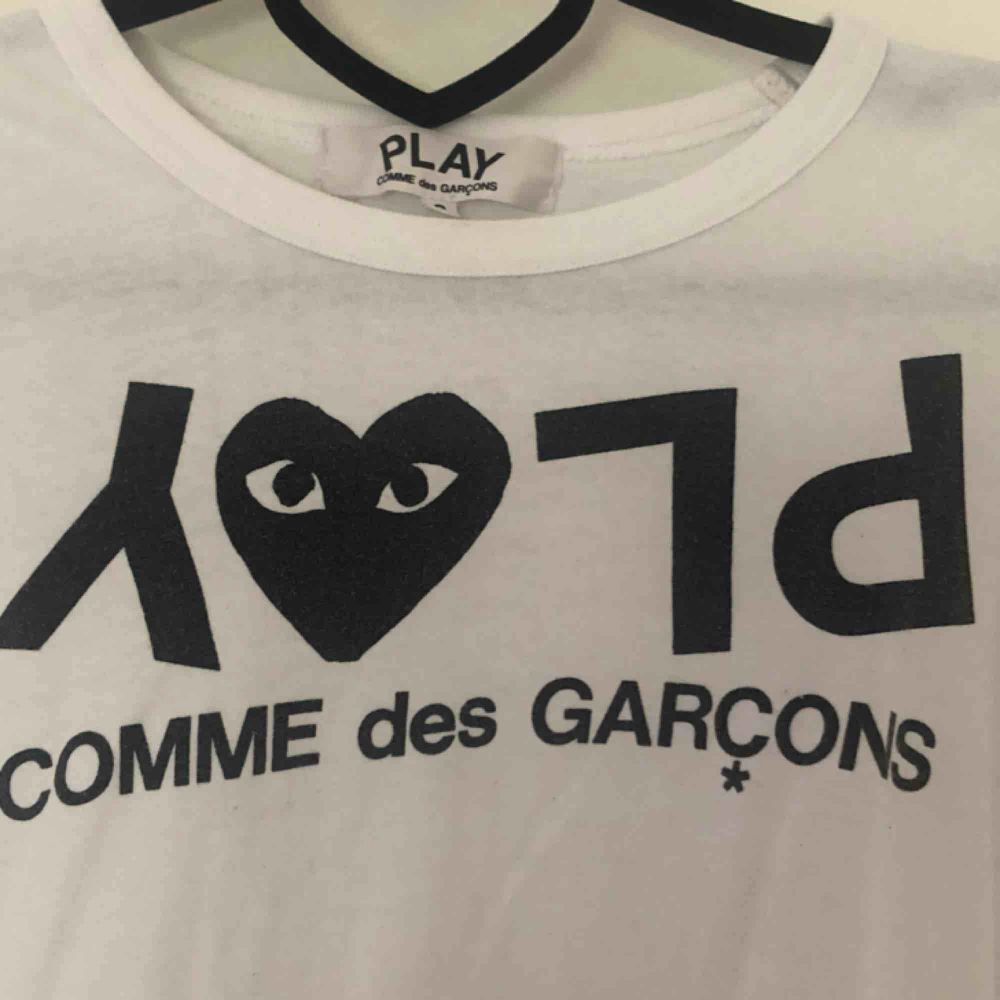 PLAY COMME des GARÇONS  Branded T-shirt 100% Bomull Cond. 6/10 Passar xs men också s för tajtare fit. Inkl frakt.   <3. T-shirts.