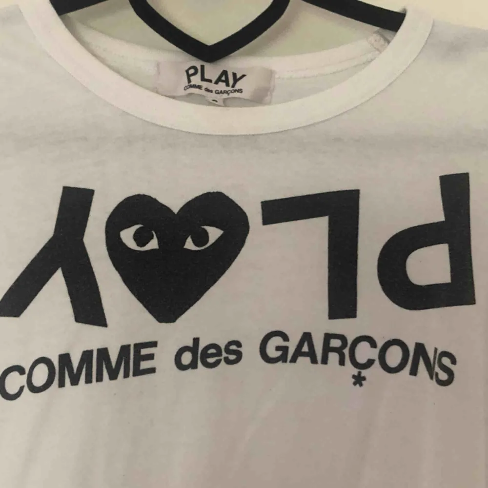PLAY COMME des GARÇONS  Branded T-shirt 100% Bomull Cond. 6/10 Passar xs men också s för tajtare fit. Inkl frakt.   <3. T-shirts.